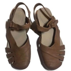 BARETRAPS BROWN SANDALS